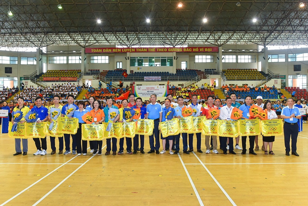 Lãnh đạo Hiệp hội QTDND Việt Nam và Co-opBank trao cờ và tặng hoa cho các đoàn vận động viên tham gia Hội thao.