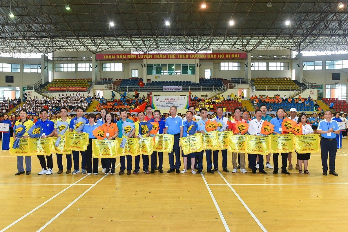 Lãnh đạo Hiệp hội QTDND Việt Nam và Co-opBank trao cờ và tặng hoa cho các đoàn vận động viên tham gia Hội thao.