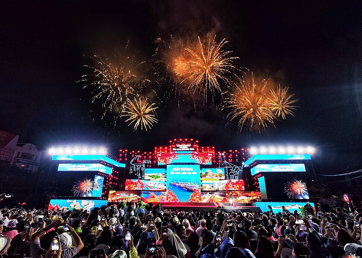 Với Sân khấu rộng khoảng 1000m2, các màn nghệ thuật nêu bật, trải dài lịch sử phát triển của vùng đất và con người Hải Phòng Trung dũng - Quyết thắng, năng động trong thời kỳ đổi mới.