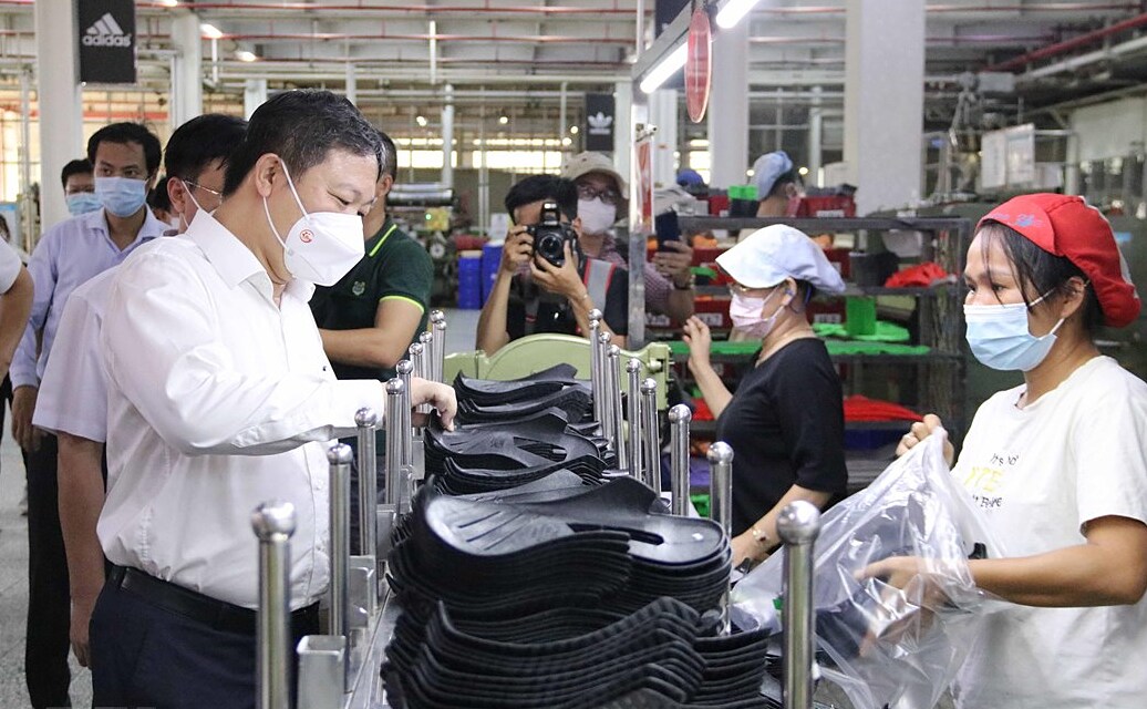 PouYuen Việt Nam, công ty con của Tập đoàn Pou Chen có trụ sở tại Đài Loan, chuyên sản xuất cho các thương hiệu như Adidas và Nike, sẽ sa thải khoảng 6.000 công nhân.