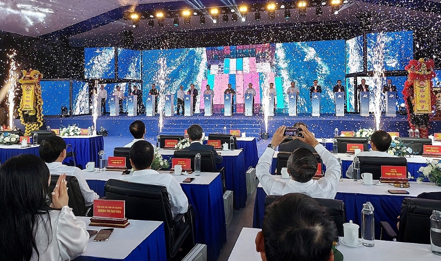 Các đại biểu nhấn nút khởi công dự án.