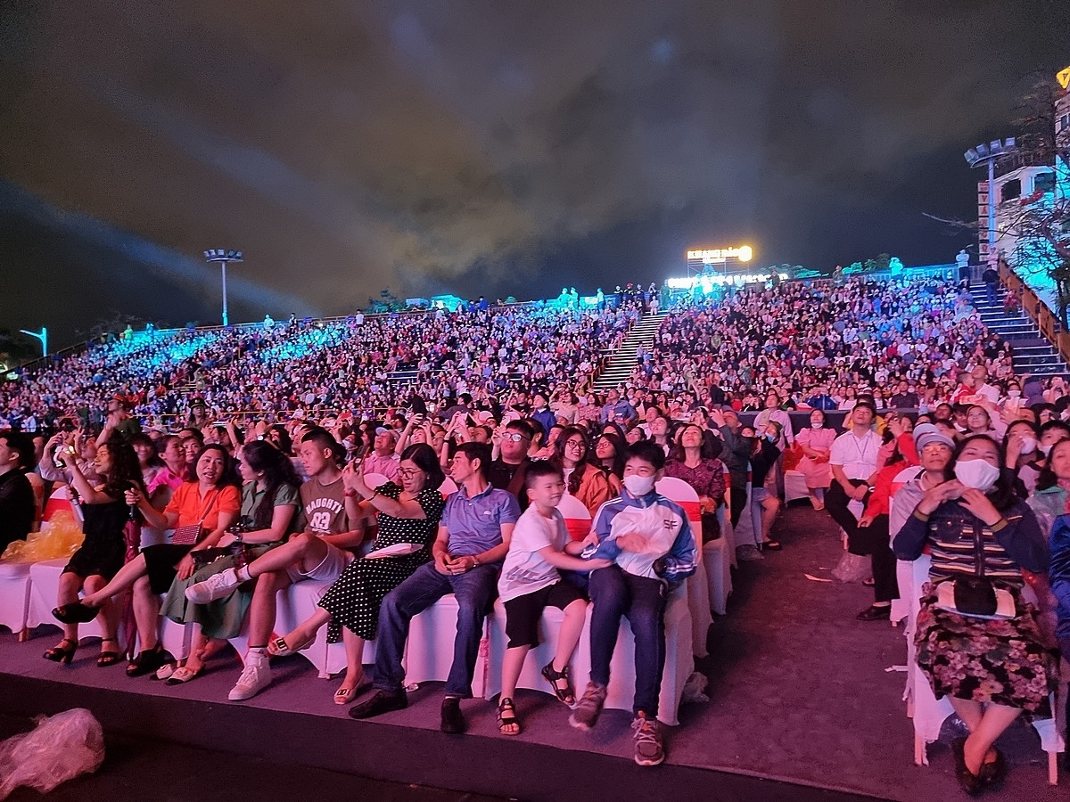 Hàng chục vạn người dân Hải Phòng và du khách trong và ngoài nước đến chứng kiến chương trình Lễ hội Hoa Phượng Đỏ: Hải Phòng tỏa sáng miền cửa biển.