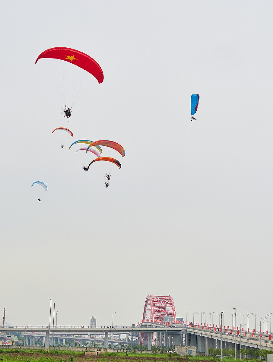 Biểu diễn dù bay.