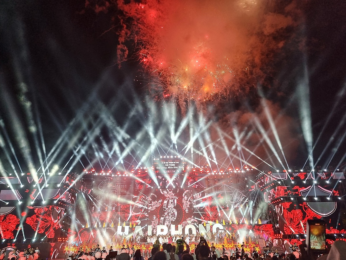 Sân khấu được đầu tư hoành tráng, rực rỡ