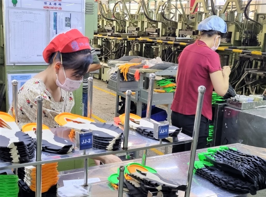 Hàng chục nghìn lao động có nguy cơ thất nghiệp vì doanh nghiệp cắt giảm lao động.