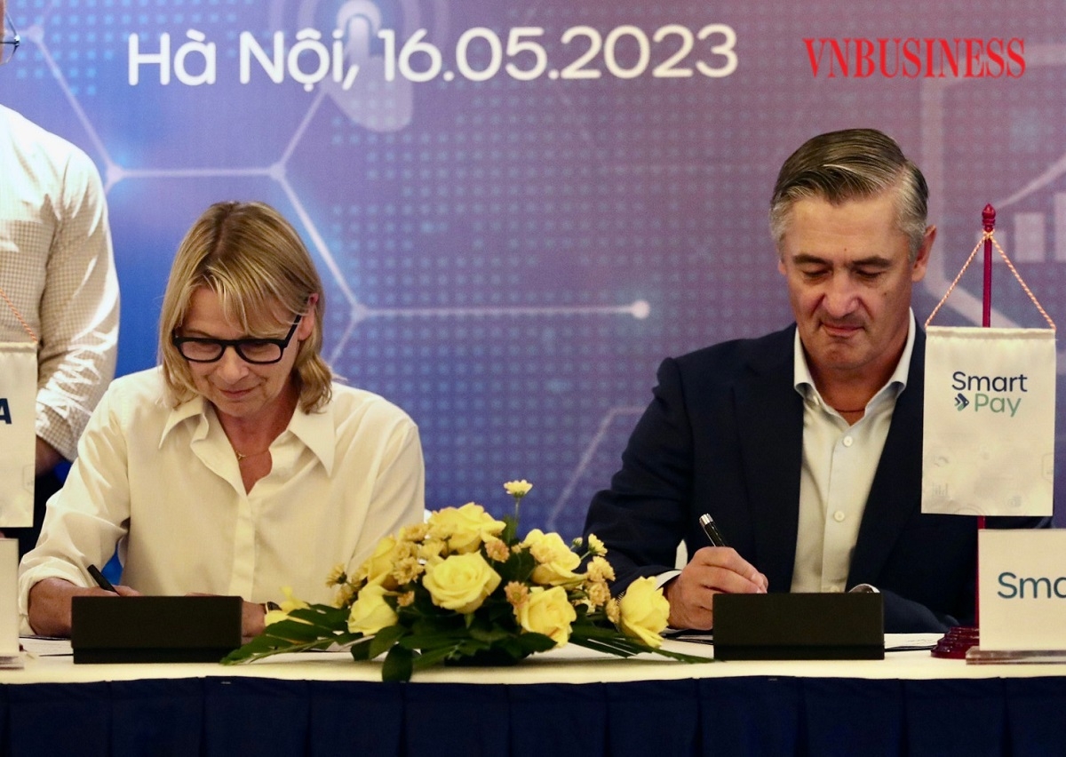 Bà Jeni Mundy, Giám đốc MSA của Visa (trái ) và Chủ tịch SmartPay Marek Forysiak ký kết hợp tác.