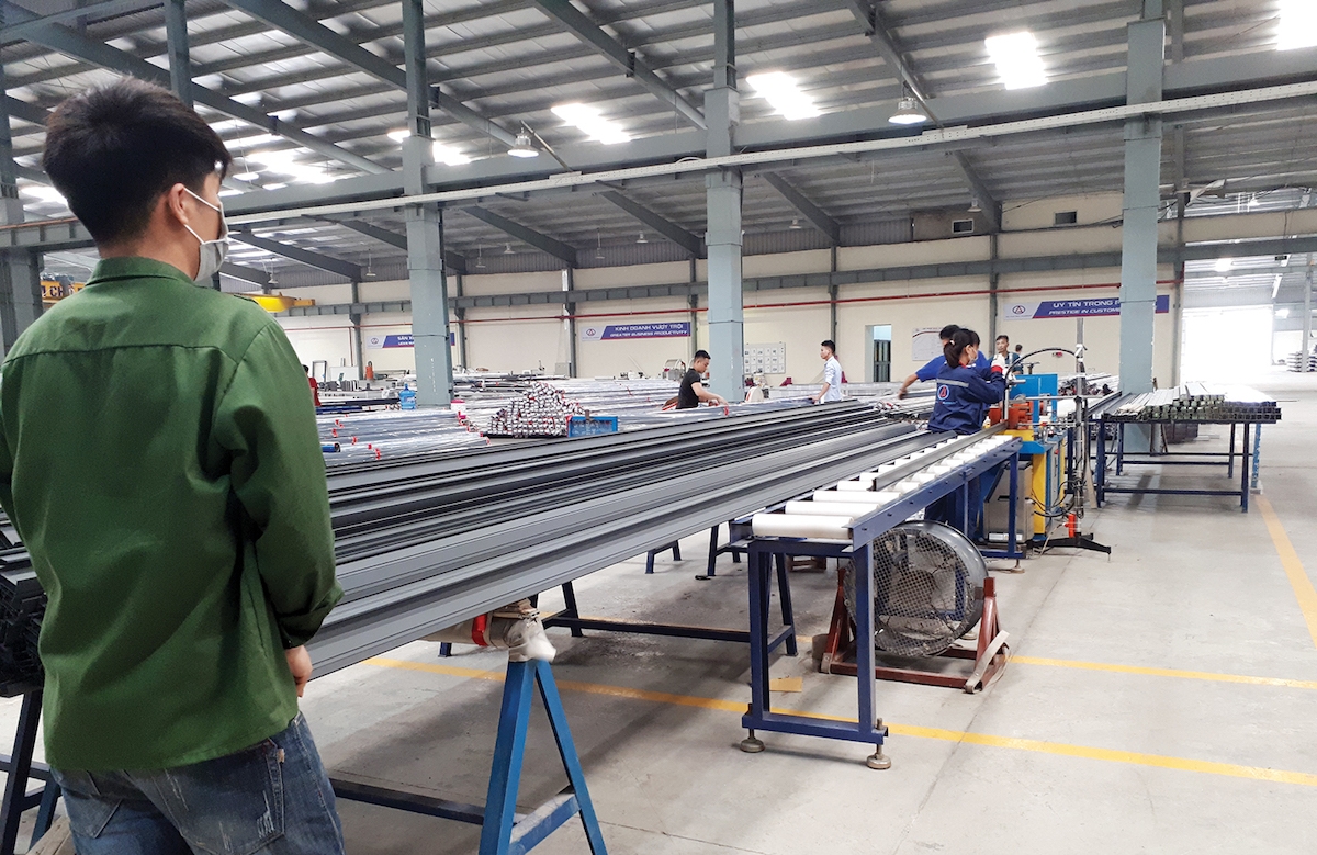 Doanh nghiệp ngành nhôm trước thách thức kép là sụt giảm đơn hàng và lo ngại mất thị trường trước làn sóng chuyển đầu tư từ Trung Quốc sang Việt Nam.