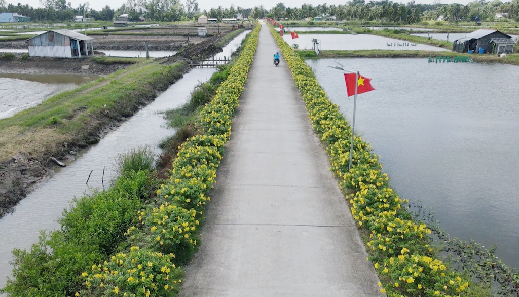 Một con đường giao thông nông thôn khang trang ở xã Thạnh Phú.