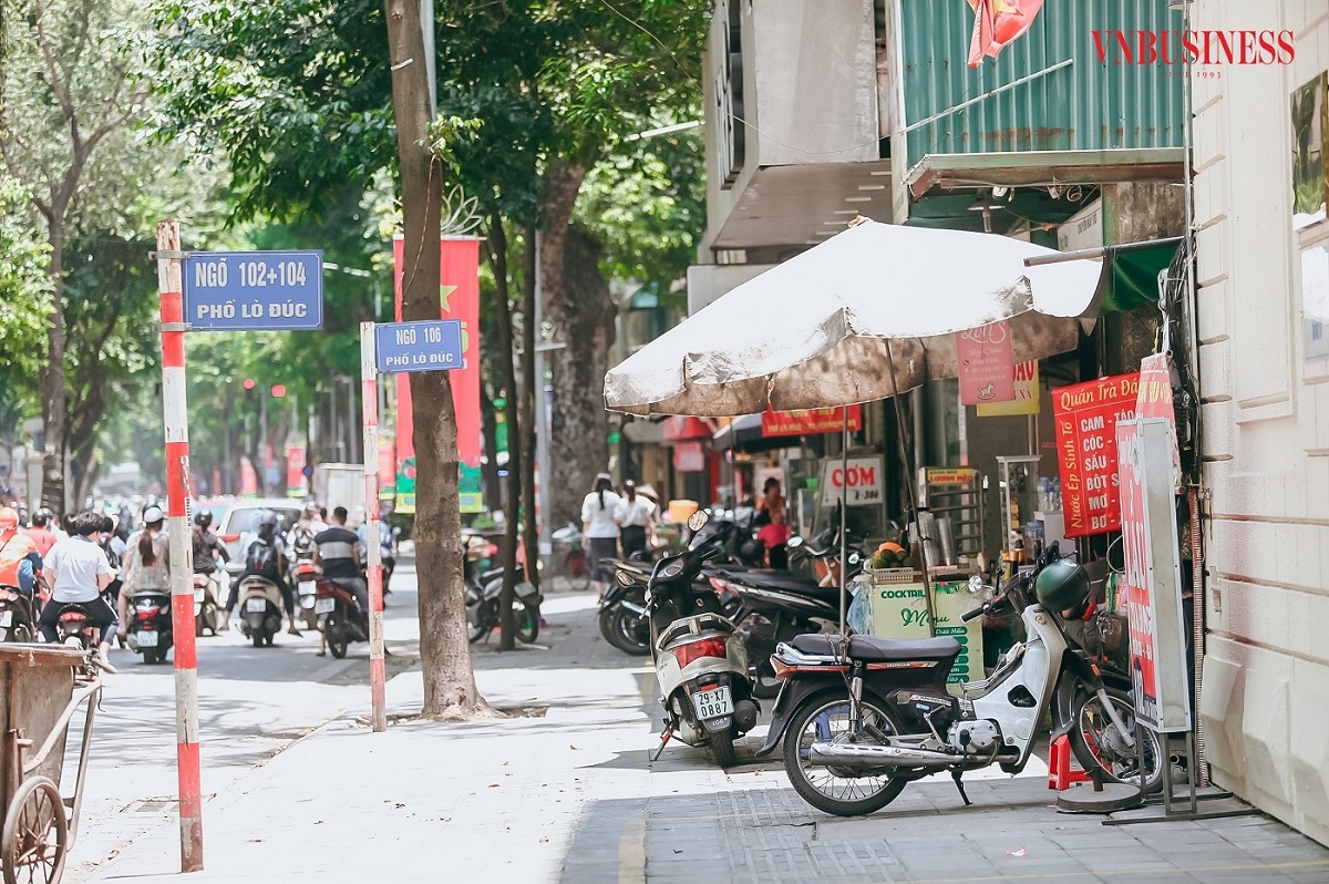 Bí thư Thành ủy Hà Nội Đinh Tiến Dũng đã yêu cầu, các quận mạnh dạn thí điểm quy hoạch các khu vực có thể cho thuê vỉa hè, đáp ứng nhu cầu của một bộ phận người dân từng khu vực. Theo đó, ông Dũng nhấn mạnh lòng đường, vỉa hè thực tế gắn với sinh kế của người dân và đó là một phần kinh tế đô thị.