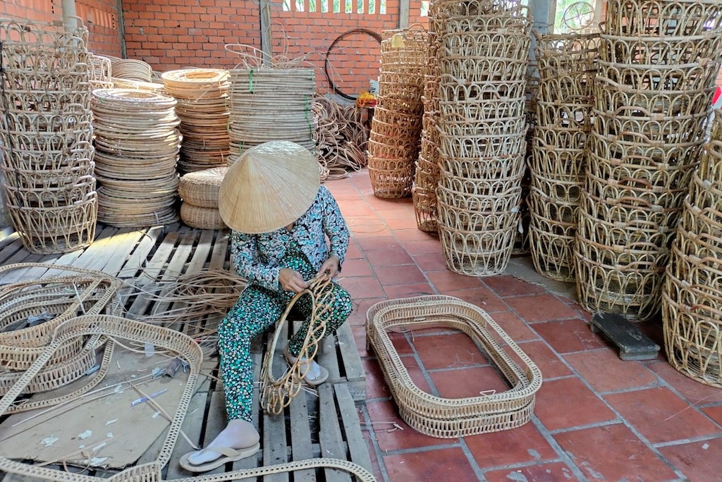 HTX Tiểu thủ công nghiệp Thanh Phú ở xã Thạnh Phú tạo công ăn việc làm cho nhiều lao động địa phương &lpar;trong đó có các phật tử người Khmer&rpar;.