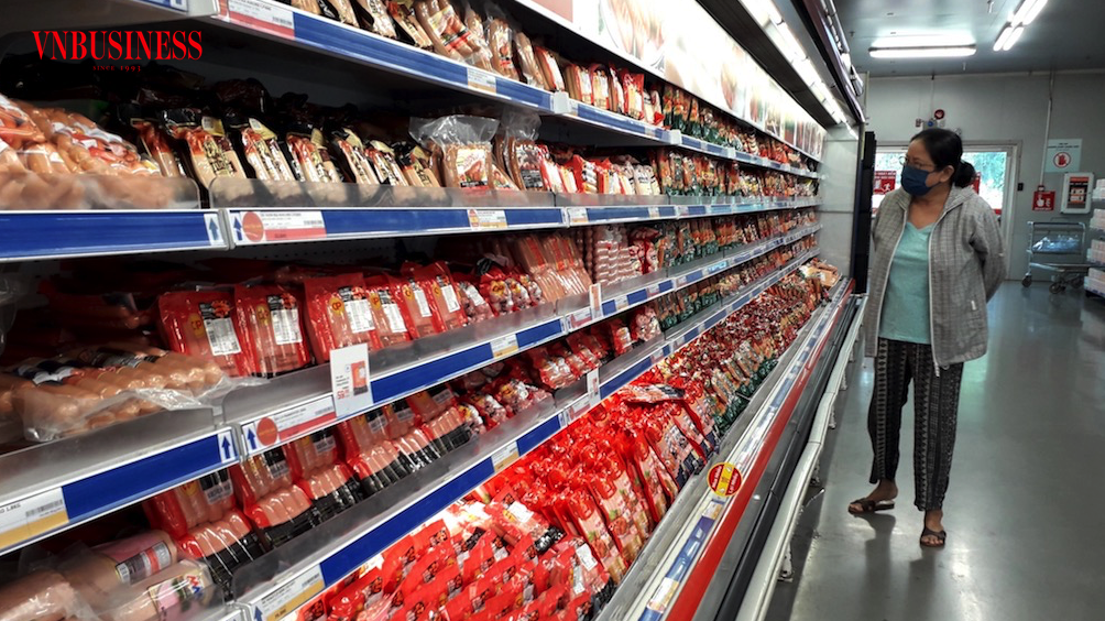 Các nông hộ chăn nuôi nhỏ trước mối lo hết đường sống trước tình cảnh sản phẩm thịt được bán phá giá, cạnh tranh không lành từ những tập đoàn lớn.