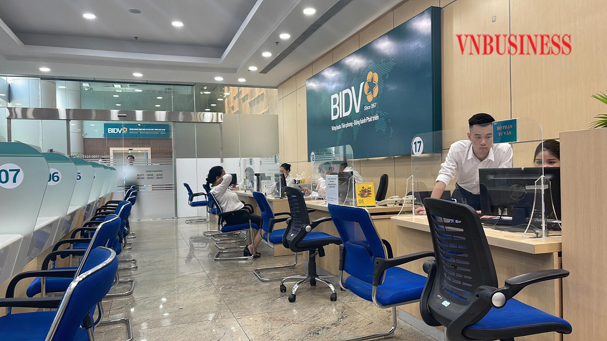 Nhiều ngân hàng đã giảm lãi suất cho vay, song nhiều doanh nghiệp vẫn đang phải vay với lãi suất cao.