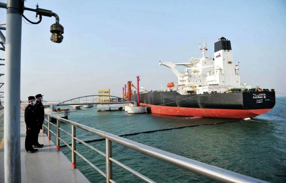 Một tàu chở dầu cỡ lớn cập bến tại một cảng ở thành phố Thanh Đảo, tỉnh Sơn Đông, Trung Quốc.