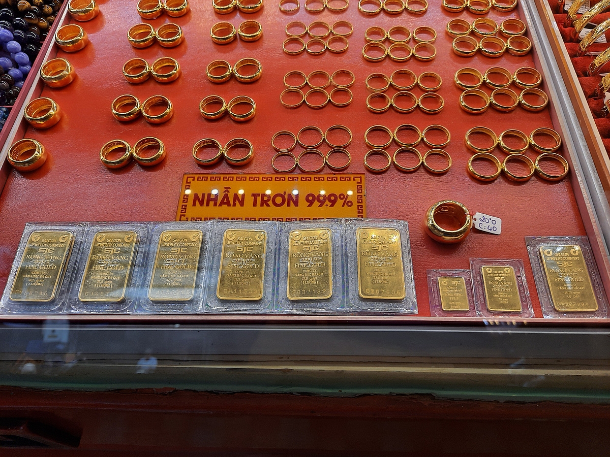 Cùng đà giảm của thế giới, giá vàng trong nước, đặc biệt là giá vàng nhẫn tiếp tục giảm mạnh thêm 300.000 đồng/lượng.