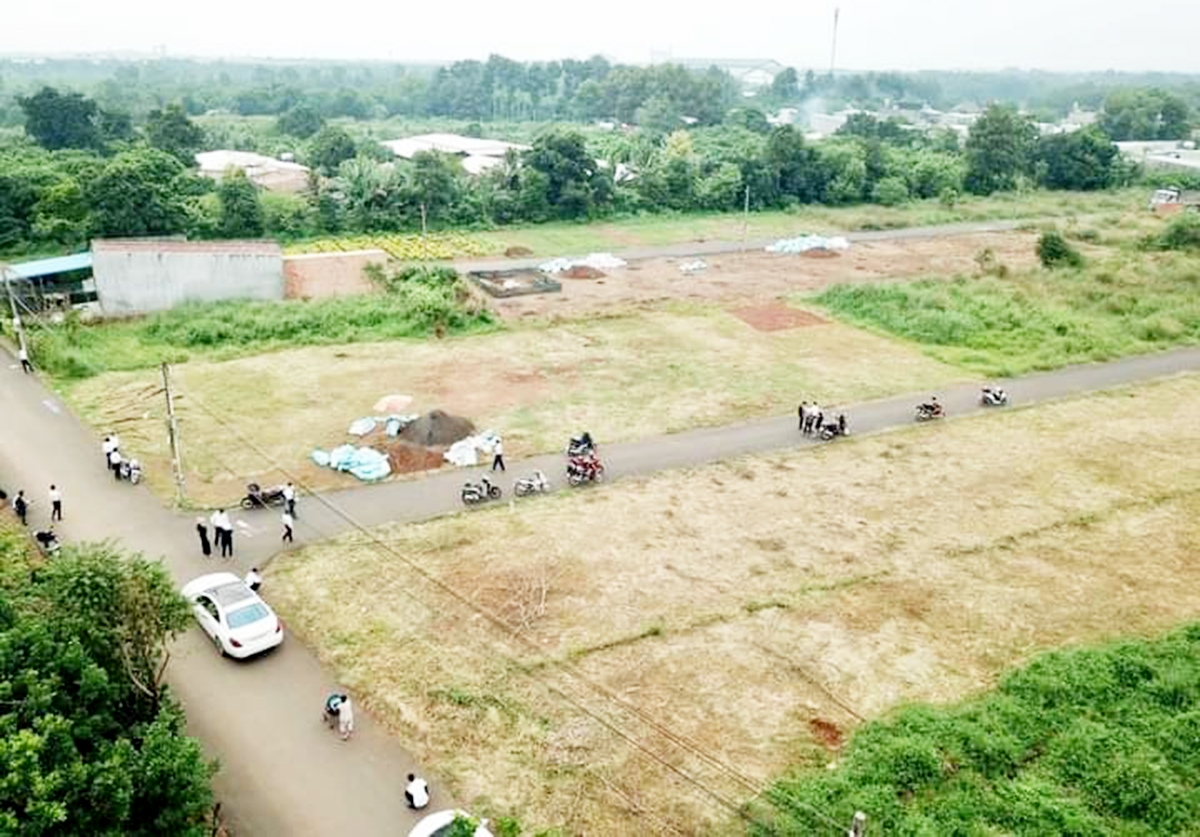 Việc bị đẩy vào thế khó khiến nhiều môi giới bất động sản đánh liều sử dụng chiêu trò để qua mặt nhà đầu tư, khách hàng.