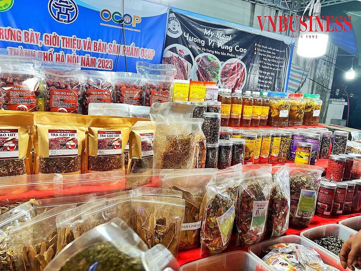 Các sản phẩm làng nghề, HTX được người thăm quan đặc biệt yêu thích.