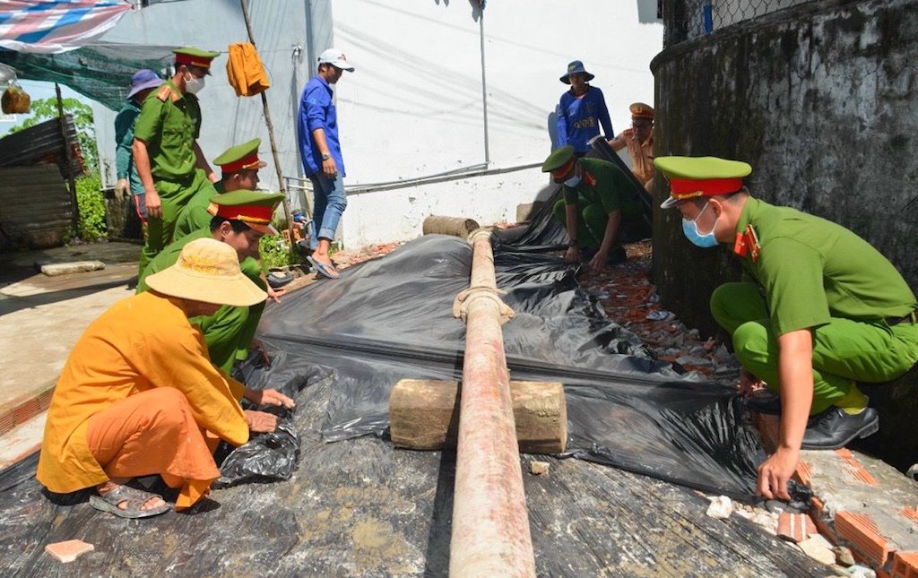 Các phật tử và lực lượng công an tham gia làm đường nông thôn ở xã Vĩnh Mỹ B.