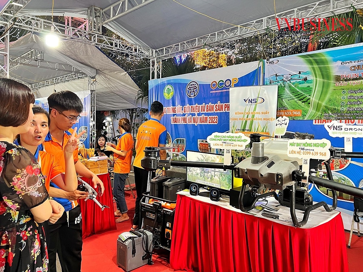 Nhiều công nghệ sản xuất nông nghiệp hiện đại được các HTX, doanh nghiệp trưng bày, giới thiệu tại Hội chợ.