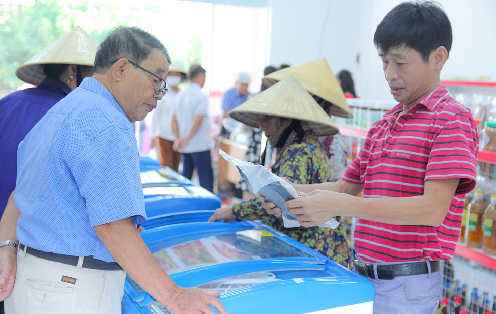 Nhiều HTX đang làm tốt vai trò đưa nông sản an toàn đến với người tiêu dùng.