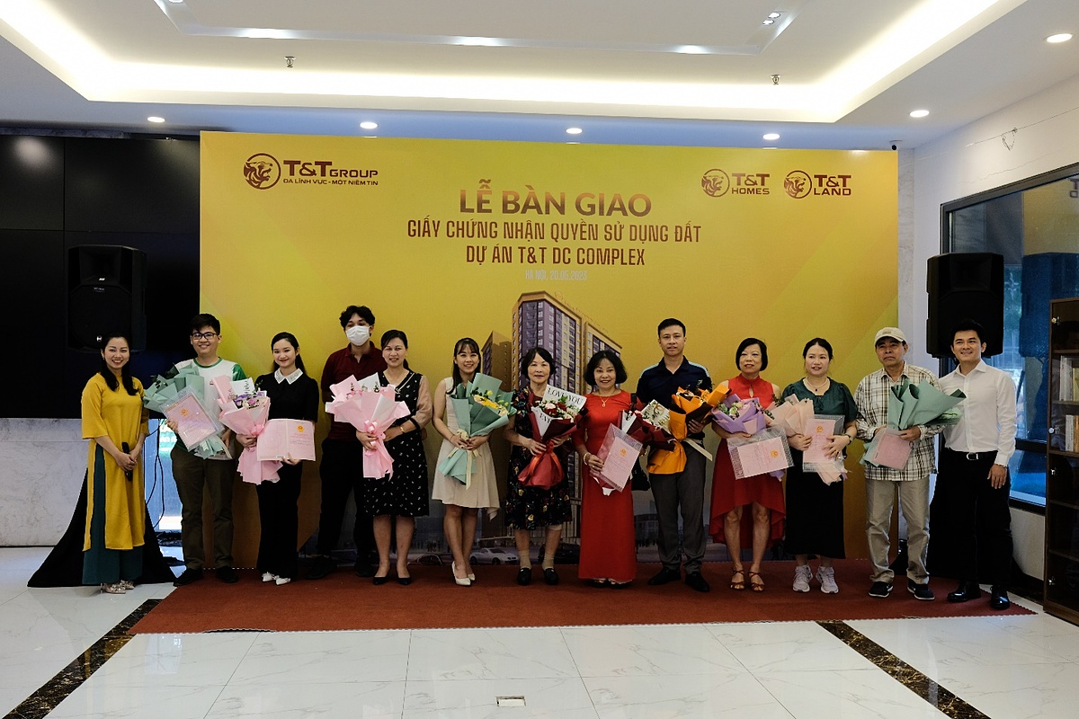 Hình ảnh cư dân dự án T&T DC Complex nhận bàn giao sổ hồng.