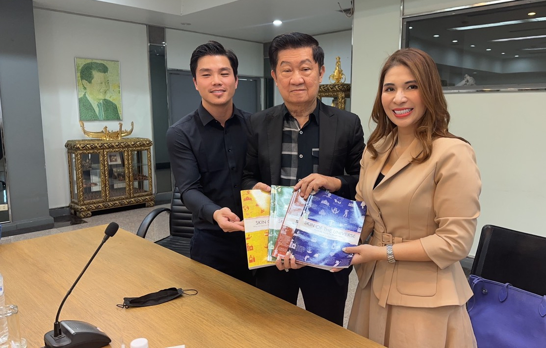 Tỷ phú Thái Lan Pichait Palanugool (đứng giữa) sắp có chuyến thăm và làm việc ở thành phố Huế nhằm tìm kiếm các cơ hội đầu tư ở đây.