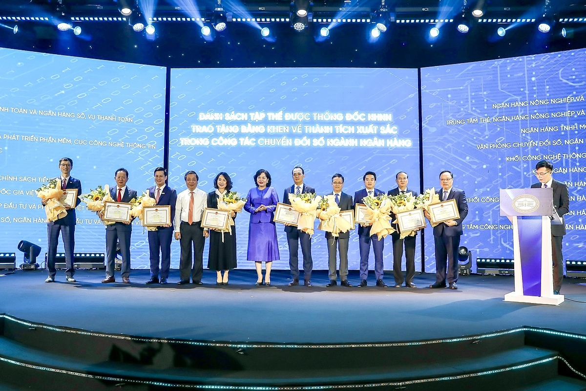 Ông Tô Đình Tơn - Phó Tổng giám đốc Agribank (thứ 2 từ trái qua) nhận bằng khen của Thống đốc NHNN.