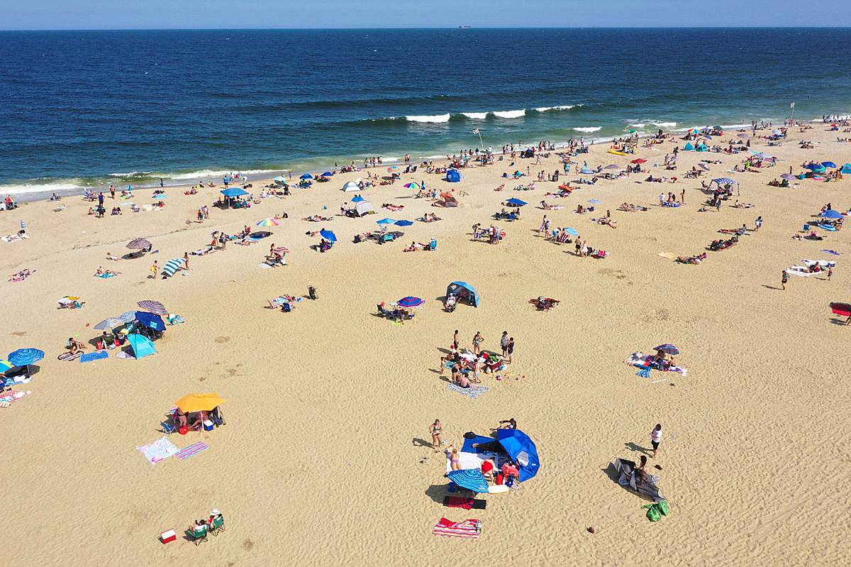 Tắm nắng tại bãi biển Long Branch ở New Jersey. Ảnh: Tayfun Coskun/Getty Images