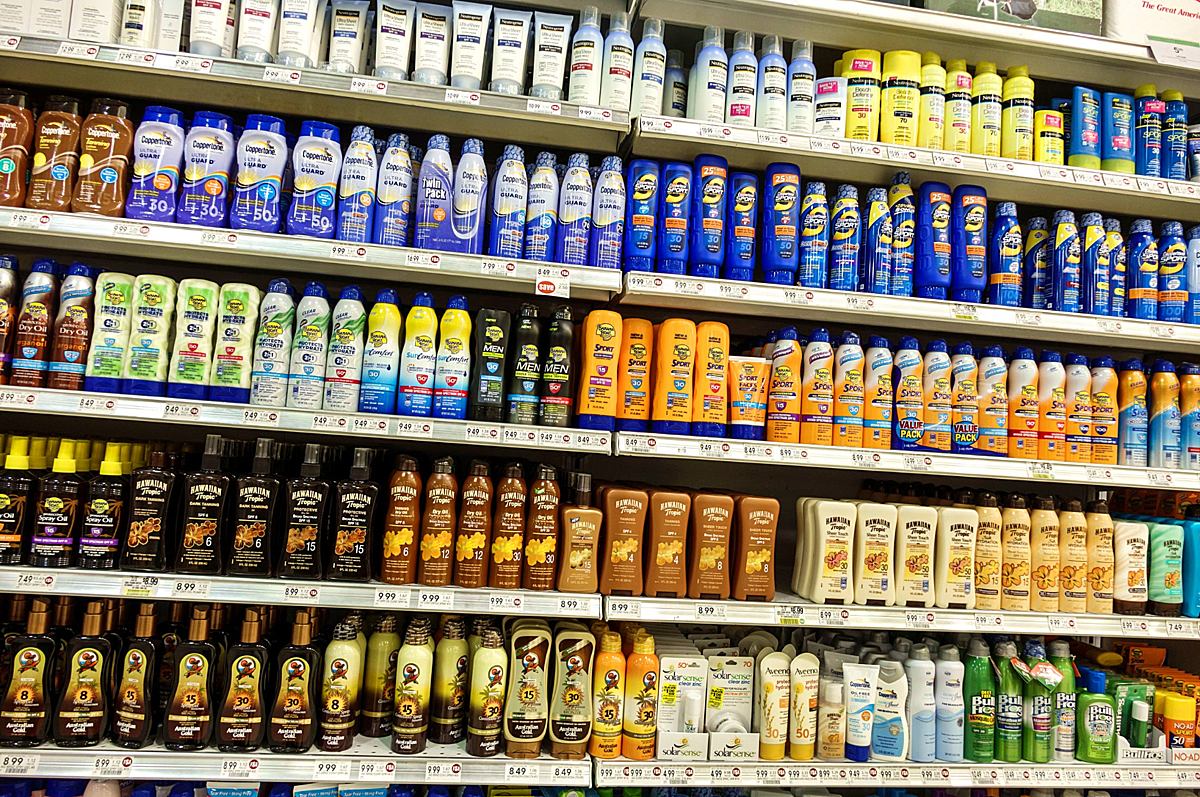 Kem chống nắng được bày bán tại một cửa hàng tạp hóa ở Florida. Ảnh: Jeff Greenberg/Getty Images