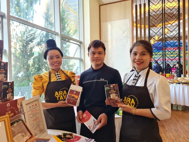 Các thành viên HTX cà phê Ara Tay giới thiệu cà phê đặc sản.