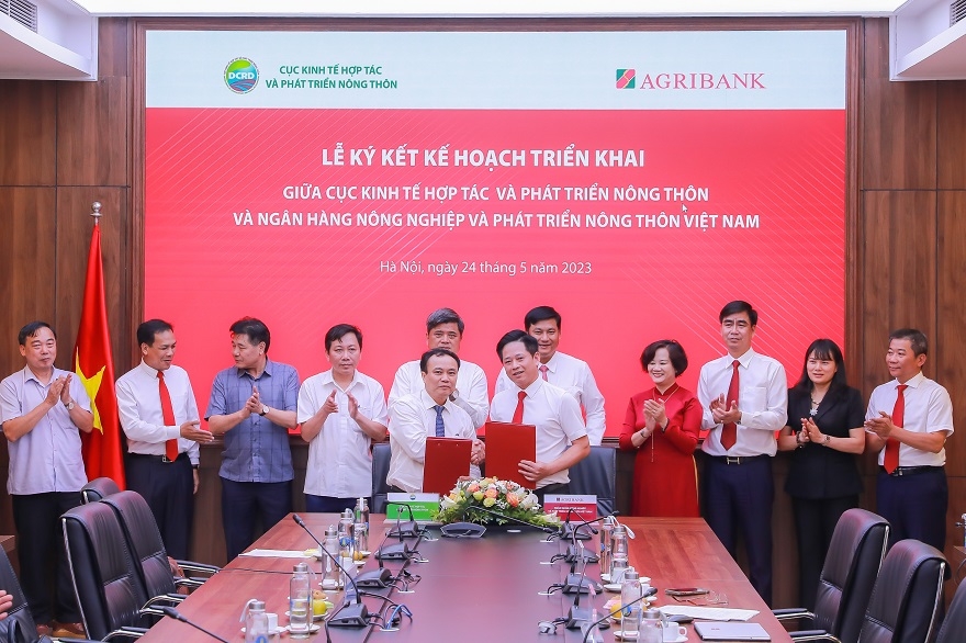 Agribank và Cục Kinh tế hợp tác và Phát triển nông thôn kí kết thỏa thuận hợp tác.