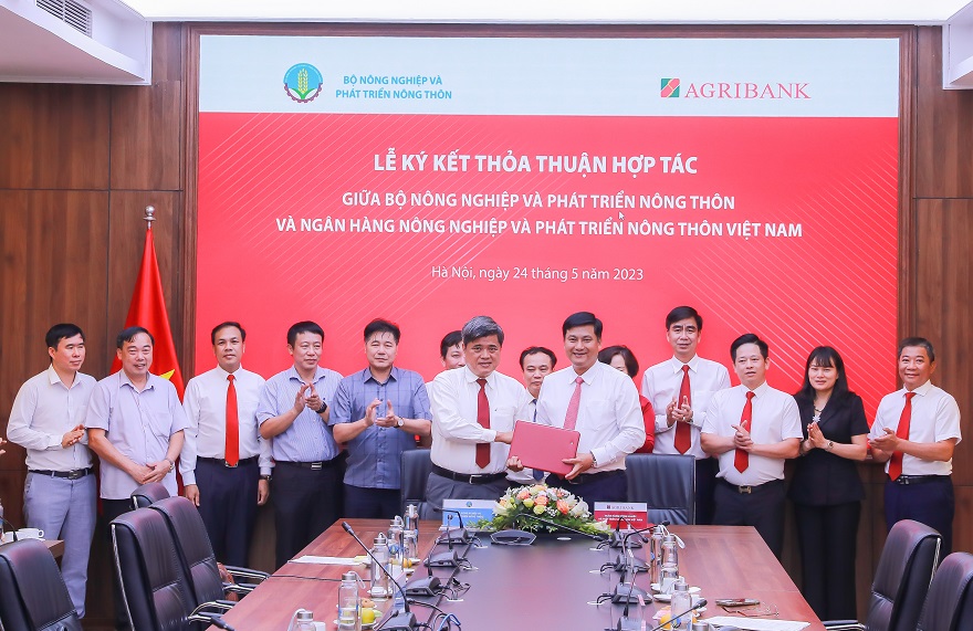 Bộ Nông nghiệp và Phát triển Nông thôn và Agribank kí kết thỏa thuận hợp tác.