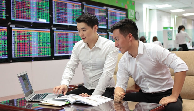 Việc chọn lọc môi giới của nhà đầu tư đang ngày càng cao hơn, nếu không ngừng học hỏi thêm kiến thức, chuyên viên môi giới sẽ nhanh chóng bị đào thải trong cuộc đua thanh lọc. (Ảnh: Int)