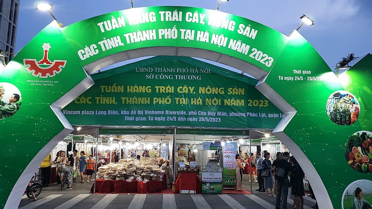 Khai mạc Tuần hàng trái cây, nông sản các tỉnh, thành phố tại phố Chu Huy Mân, quận Long Biên, Hà Nội, từ ngày 24/5 - 28/5.