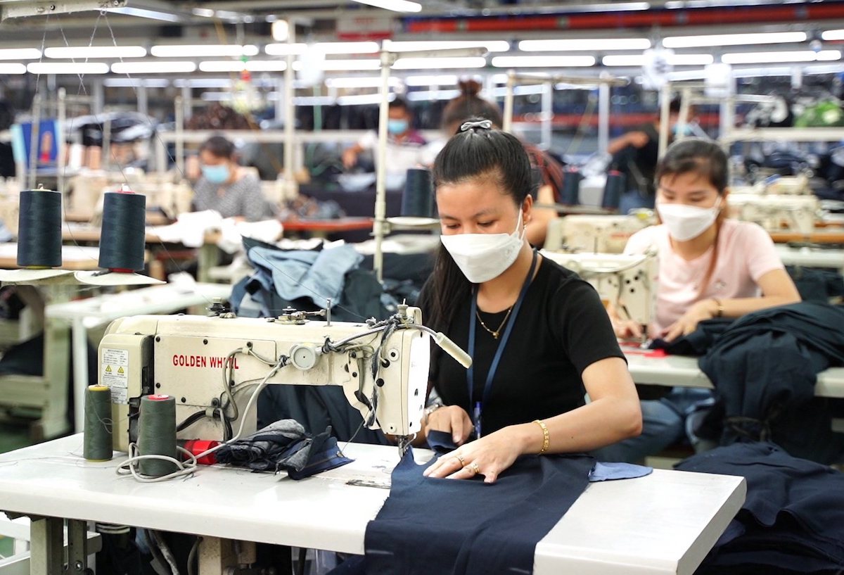 Thay vì sản xuất hàng thời trang cao cấp, nhiều doanh nghiệp đã sản xuất quần áo đại chúng, thời trang cho người dân theo đạo Hồi.