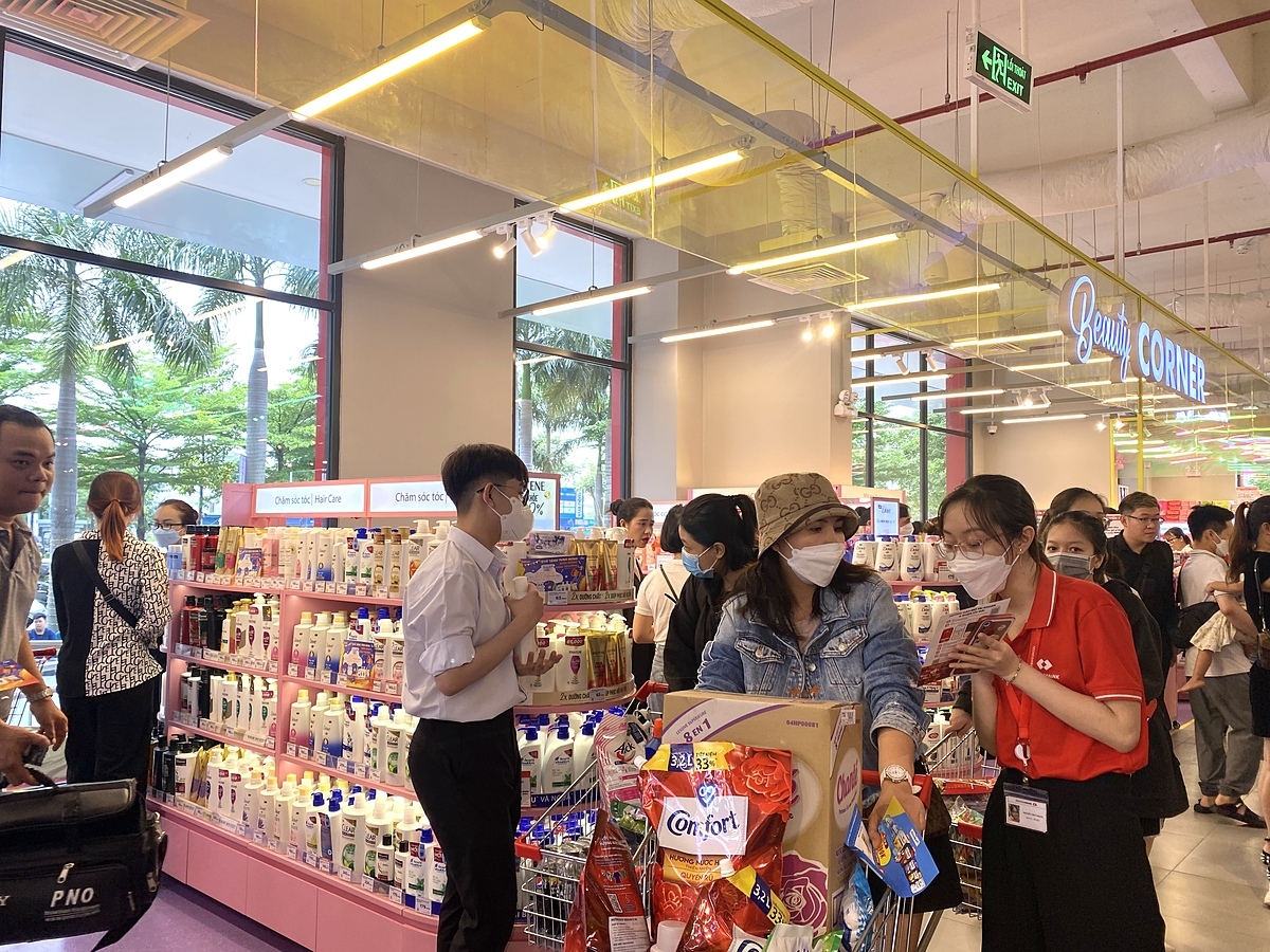 Khai trương kèm nhiều hoạt động thử đồ ăn tại siêu thị.