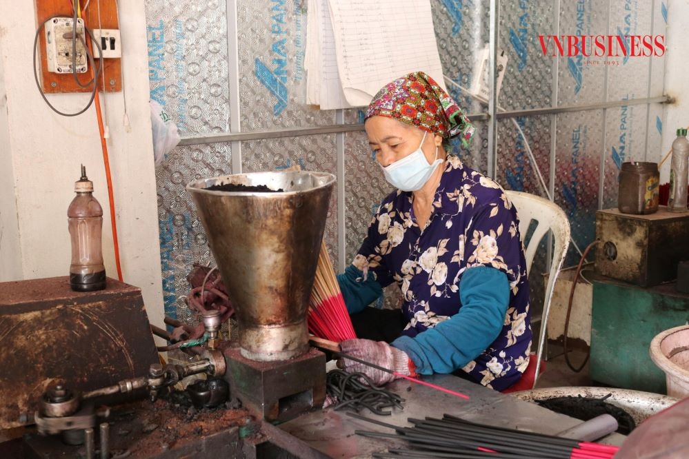 Sản xuất hương phải trải qua nhiều công đoạn phức tạp với đôi bàn tay khéo léo của người nghệ nhân.