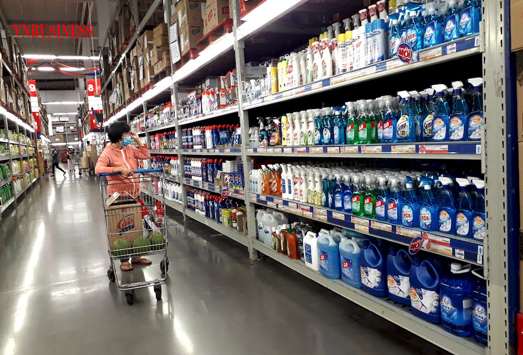 Dù sức mua hiện tại có suy giảm trong ngắn hạn nhưng các nhãn hàng quốc tế vẫn không ngừng “đổ bộ” vào Việt Nam và có mặt trong các chuỗi bán lẻ hiện đại.