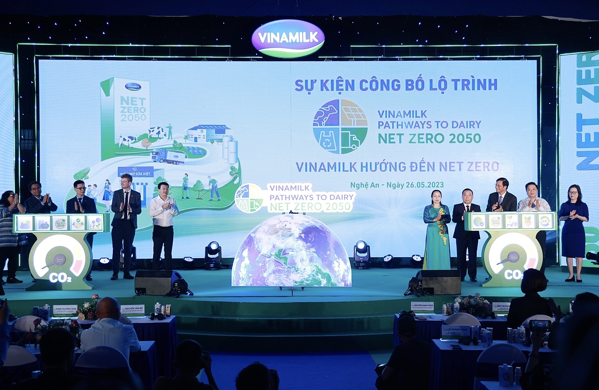 Các đại biểu cùng với Vinamilk thực hiện nghi thức công bố lộ trình hướng tới Net Zero 2050 tại sự kiện.