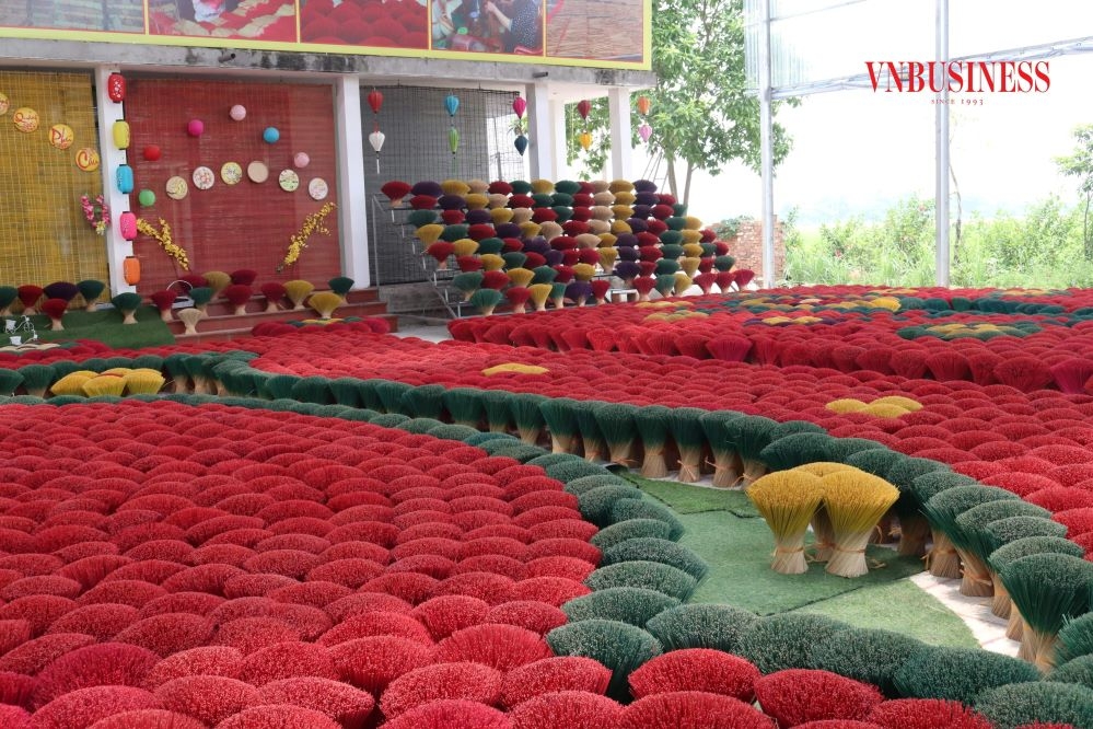 Không gian trưng bày tăm hương đầy sắc màu bắt mắt, sinh động của làng hương Quảng Phú Cầu