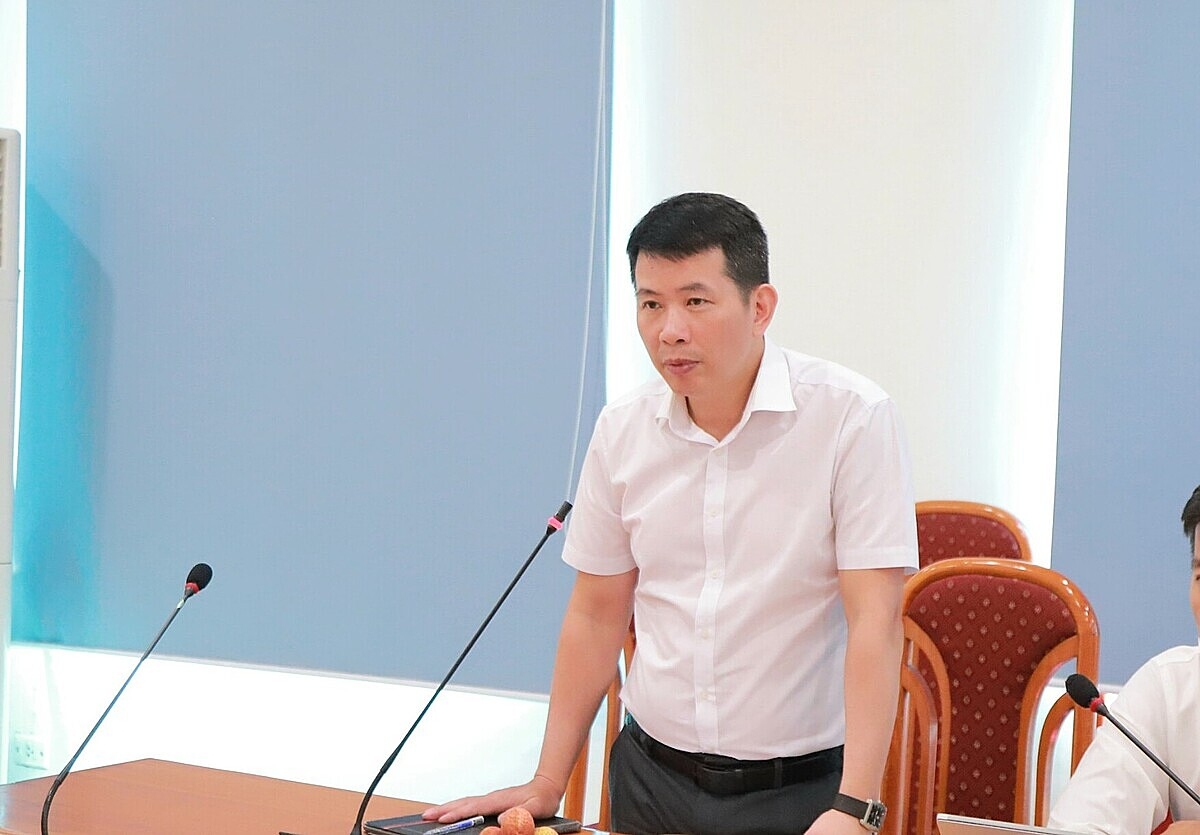 Chủ tịch UBND quận Hoàn Kiếm Phạm Tuấn Long trao đổi tại cuộc họp.