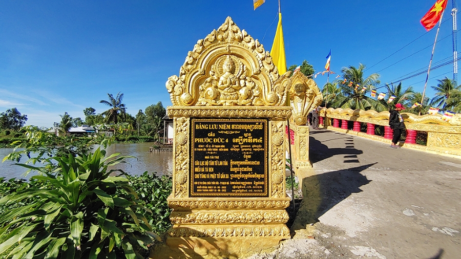 Cầu nông thôn được xây dựng khang trang ở xã Thạnh Lộc có sự đóng góp lớn của bà con Phật tử.