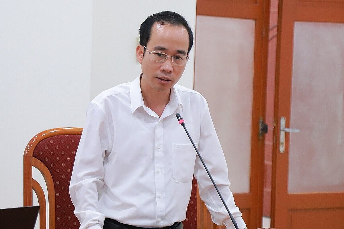 Phó Cục trưởng Cục Chuyển đổi số quốc gia Nguyễn Duy Khiêm trao đổi tại cuộc họp.