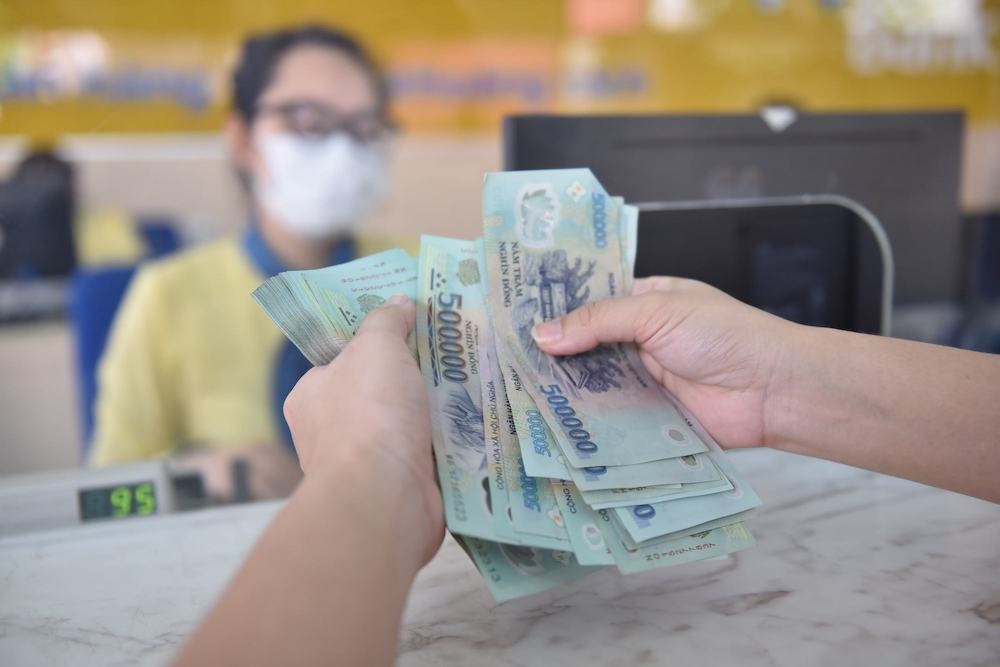 Thanh khoản hệ thống dồi dào, lãi suất trên thị trường liên ngân hàng giảm mạnh.