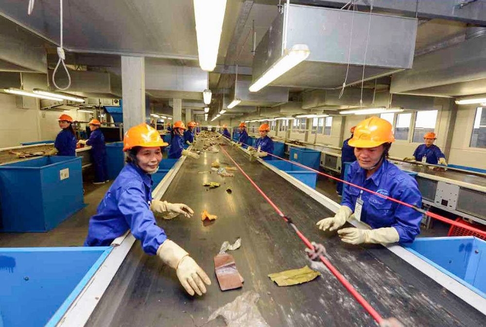 Các đề xuất tăng giá điện, tăng thuế mặt hàng nước uống có đường, áp chi phí tái chế bao bì... cho các ngành sản xuất nên dừng lại.