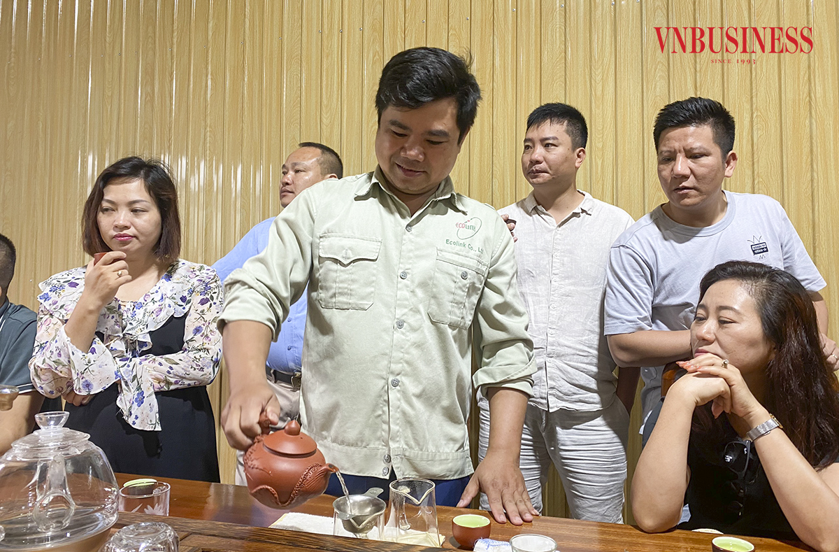 Anh Phạm Quang Thận, Giám đốc HTX nông nghiệp hữu cơ Bắc Hà giới thiệu về chè Shan Tuyết hữu cơ ở Bản Liền.