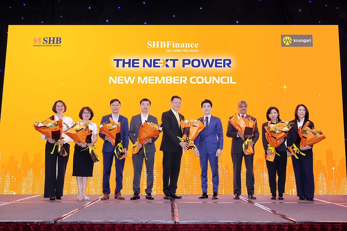 Ban Lãnh đạo mới của SHBFinance ra mắt toàn thể đại biểu và quan khách.