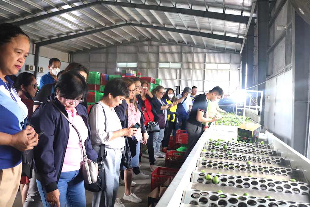 Đoàn công tác của Liên đoàn HTX cung tiêu quốc gia Philippines đến tham quan HTX dịch vụ nông nghiệp Bến Lức vào tháng 2/2023.