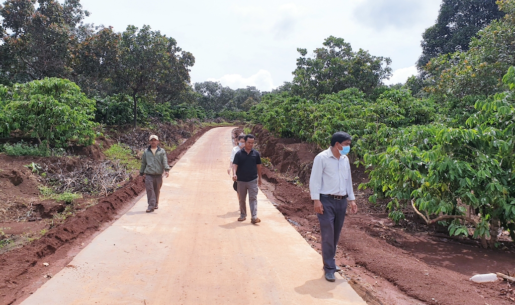 Đường nông thôn ở Nghĩa Hưng đã được đổ bê tông khang trang.