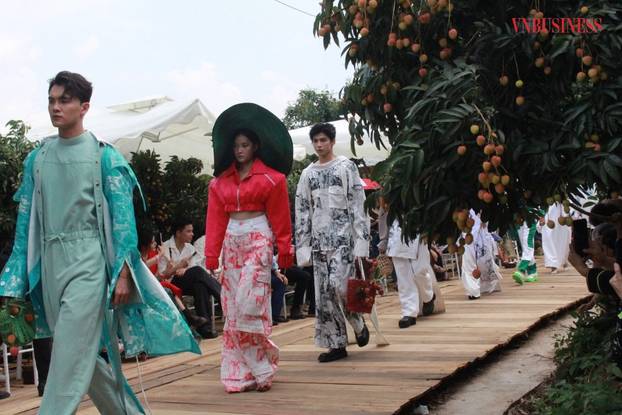 Những bộ trang phục được lấy cảm hứng từ vải thiều trong buổi trình diễn.