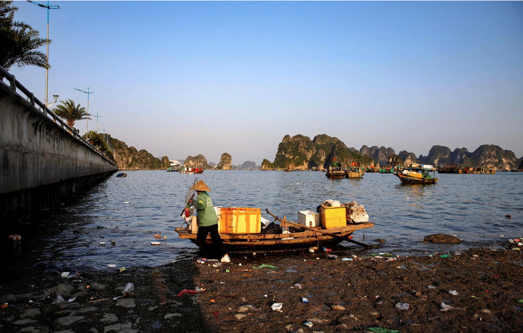 Ngân hàng Thế giới cho biết Việt Nam đang ở trong “cuộc khủng hoảng ô nhiễm nhựa”. Rác thải trôi nổi ở Vịnh Hạ Long là một ví dụ cho điều này. Ảnh: AFP